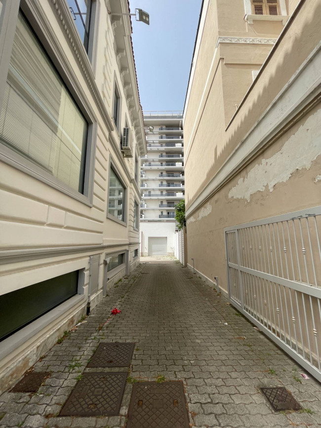 Palazzo/Stabile uso commerciale in vendita a Pescara