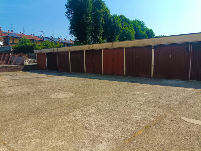 Box - Garage  in <br/> vendita a Segrate