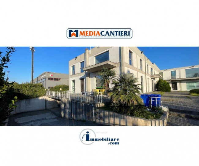 Palazzo/Stabile uso commerciale in vendita a San Giovanni Teatino