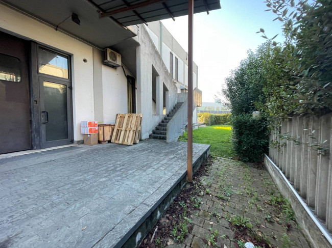 Palazzo/Stabile uso commerciale in vendita a San Giovanni Teatino