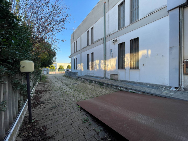 Palazzo/Stabile uso commerciale in vendita a San Giovanni Teatino