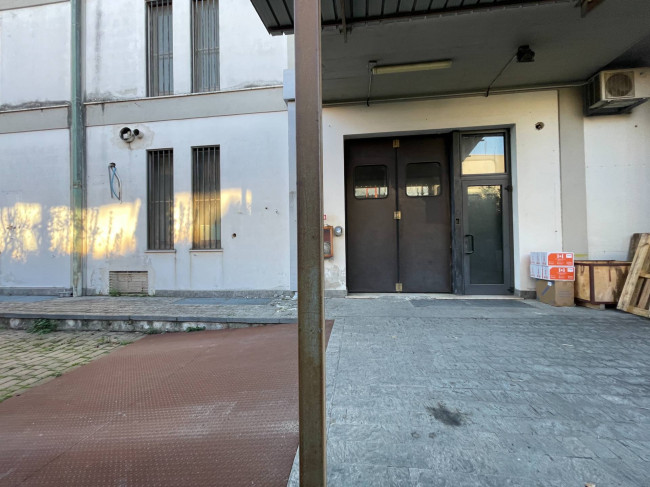 Palazzo/Stabile uso commerciale in vendita a San Giovanni Teatino