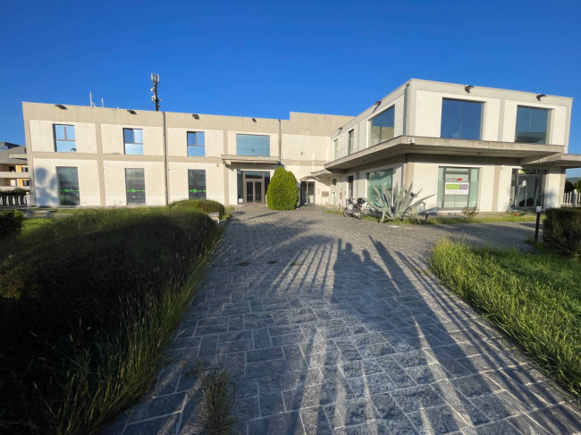 Palazzo/Stabile uso commerciale in vendita a San Giovanni Teatino