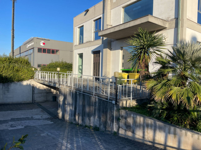 Palazzo/Stabile uso commerciale in vendita a San Giovanni Teatino