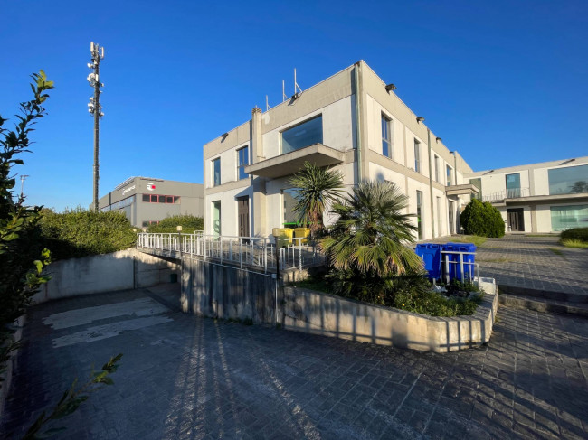 Palazzo/Stabile uso commerciale in vendita a San Giovanni Teatino