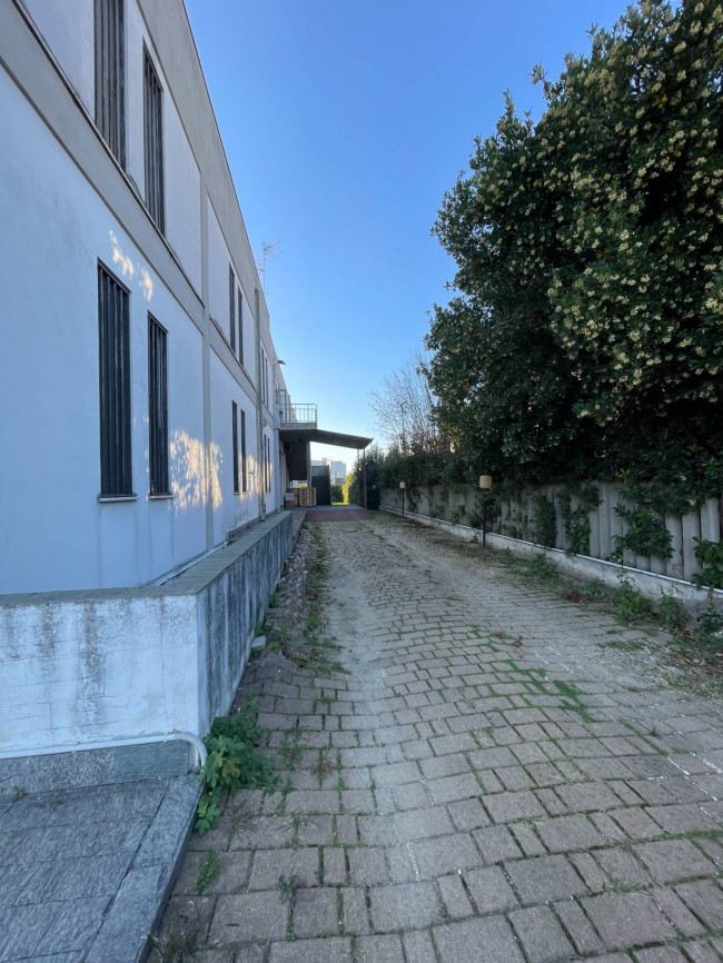 Palazzo/Stabile uso commerciale in vendita a San Giovanni Teatino