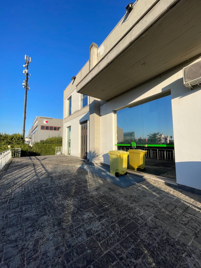 Palazzo/Stabile uso commerciale in vendita a San Giovanni Teatino