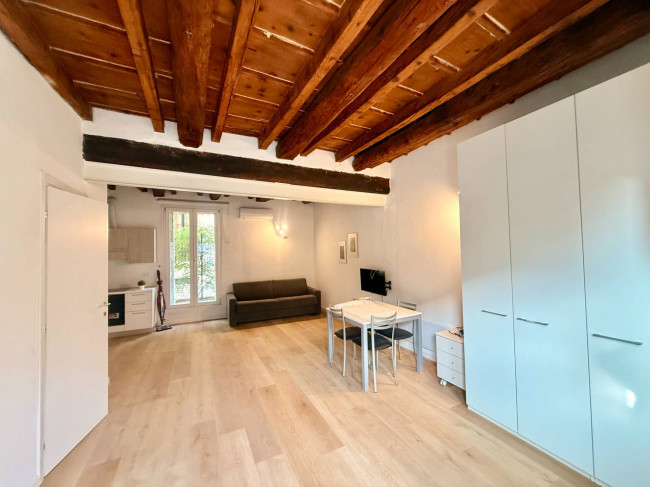   in <br/> rent a Milano