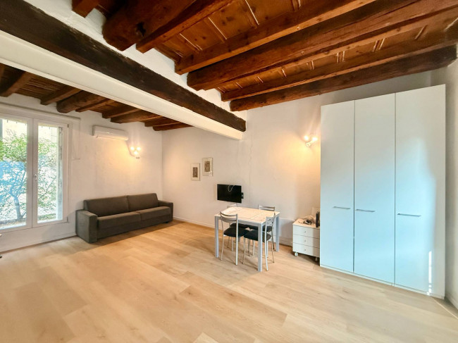   in <br/> rent a Milano