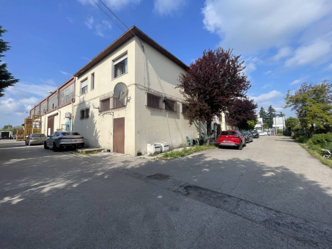 Complesso commerciale in vendita a San Giovanni Teatino