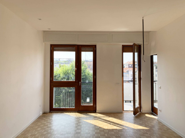   in <br/> rent a Milano