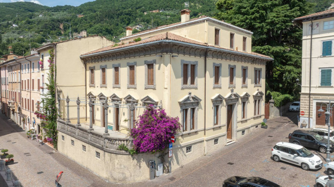 Porzione di villa  in <br/> vendita a Gargnano