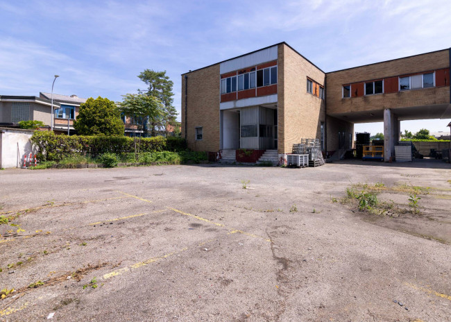 Palazzo/Stabile uso commerciale  in <br/> vendita a Garbagnate Milanese
