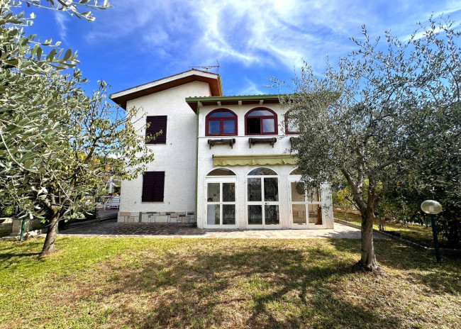 Villa Singola  in <br/> vendita a Bardolino