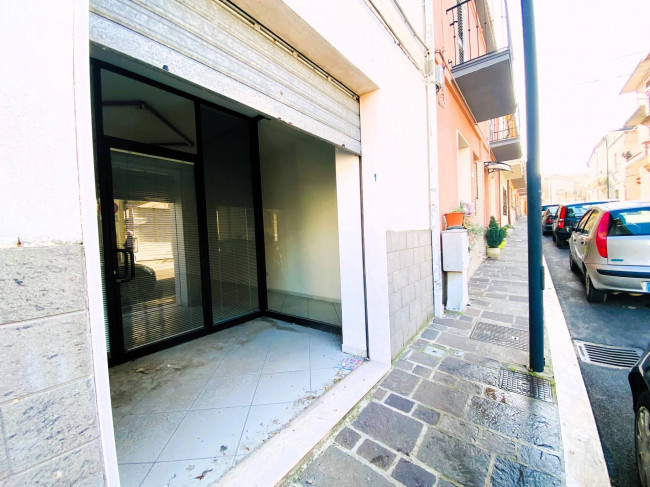 Locale commerciale in vendita a Cupello