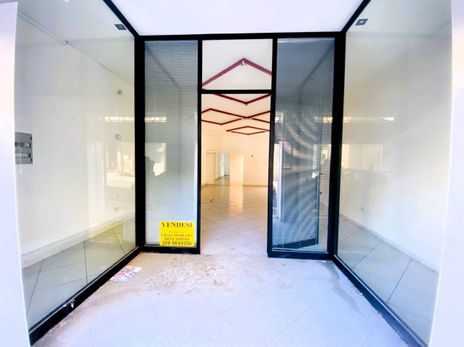 Locale commerciale in vendita a Cupello