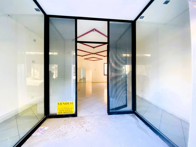 Locale commerciale in vendita a Cupello