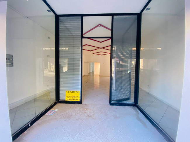 Locale commerciale in vendita a Cupello