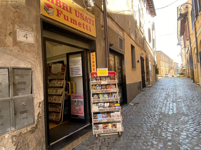 Locale commerciale in vendita a Tarquinia