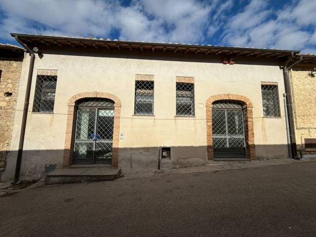 Locale commerciale in vendita a Tarquinia