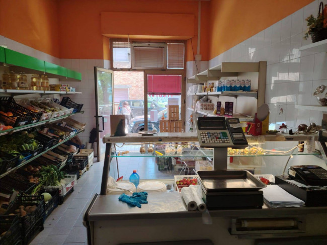 Locale commerciale in vendita a Castignano