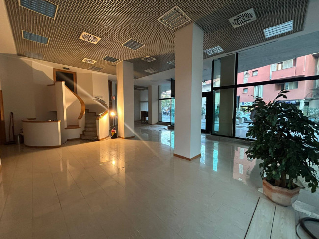 Negozio in vendita a Desio