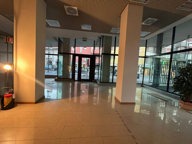 Negozio in affitto a Desio