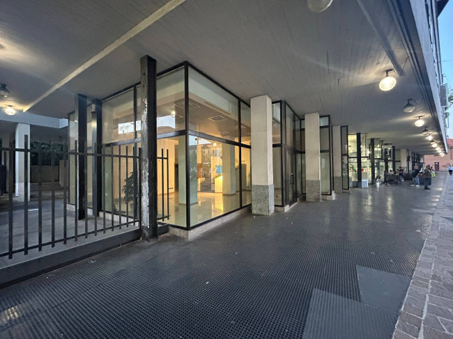 Negozio in affitto a Desio