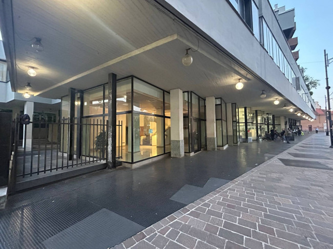 Negozio in affitto a Desio