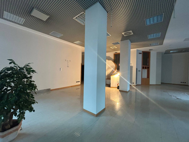 Negozio in affitto a Desio