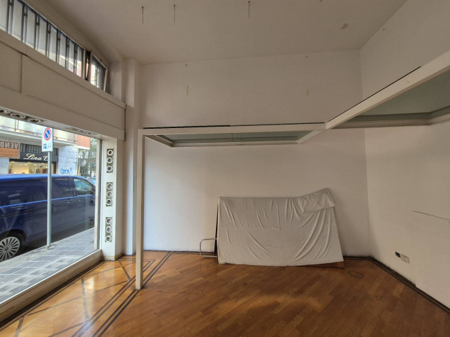 Negozio in vendita a Monza