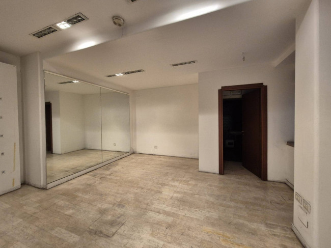 Negozio in vendita a Monza