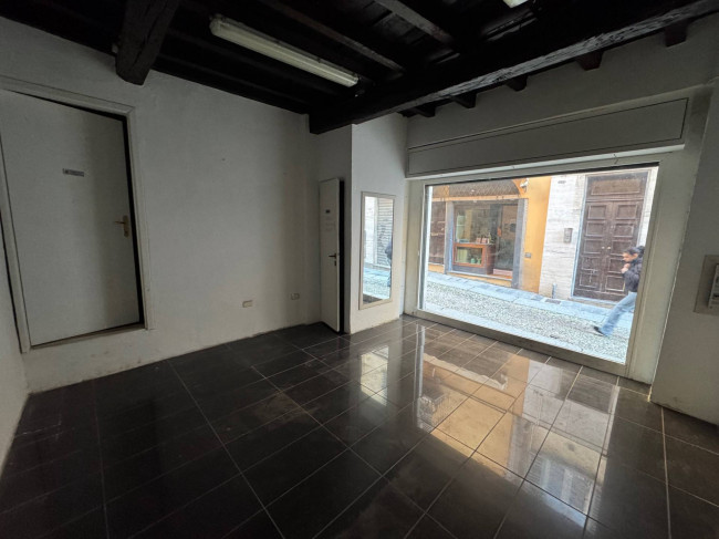 Locale commerciale in affitto a Pavia