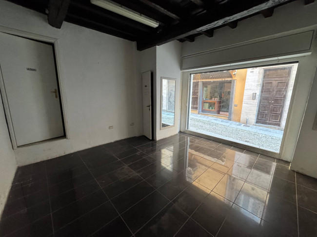 Locale commerciale in affitto a Pavia