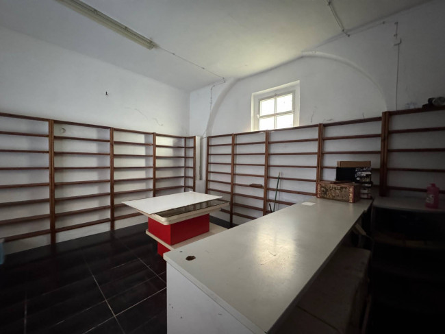 Locale commerciale in affitto a Pavia