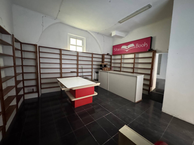 Locale commerciale in affitto a Pavia