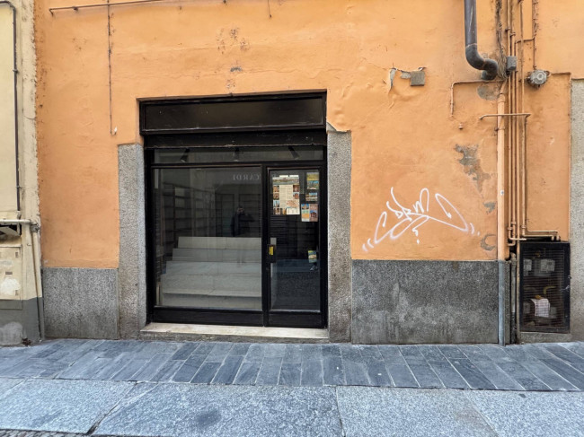 Locale commerciale in affitto a Pavia