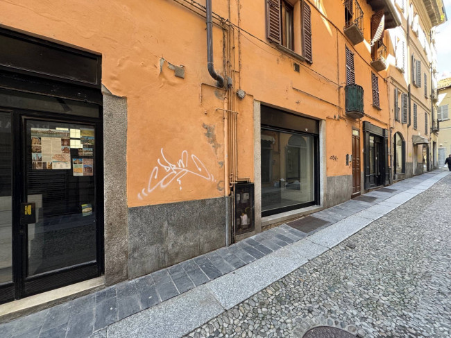 Locale commerciale in affitto a Pavia