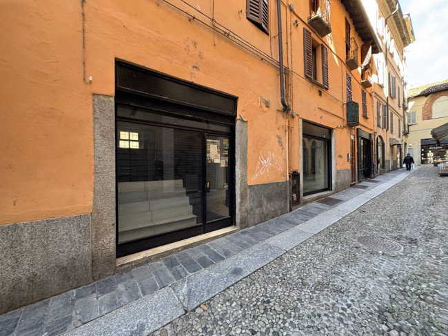 Locale commerciale in affitto a Pavia