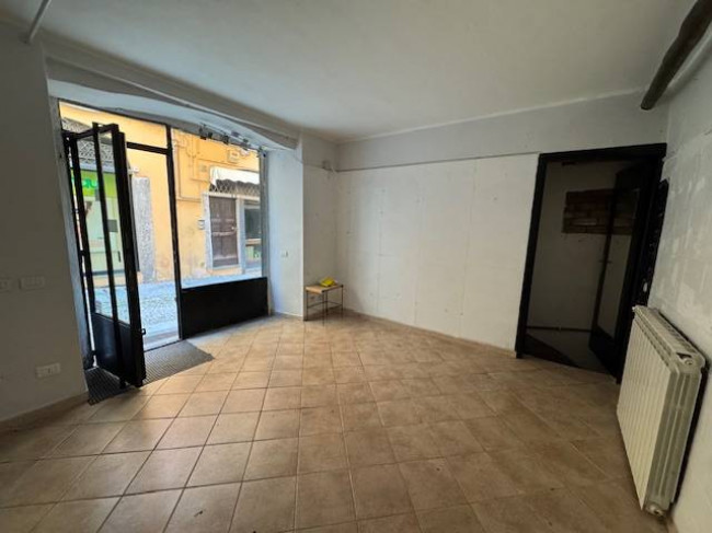 Locale commerciale in affitto a Pavia