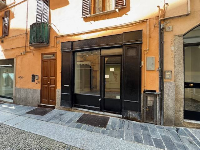 Locale commerciale in affitto a Pavia