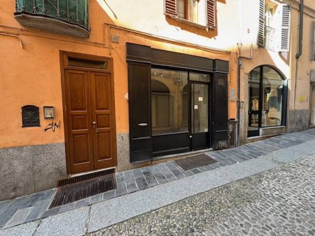 Locale commerciale in affitto a Pavia
