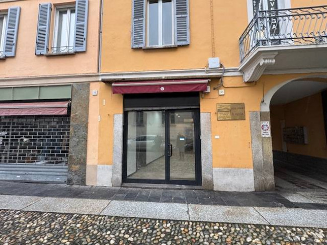 Locale commerciale in affitto a Pavia
