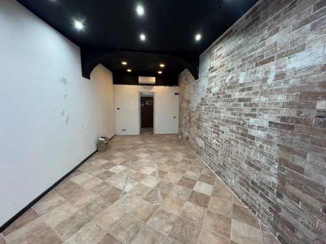 Locale commerciale in affitto a Pavia