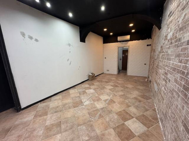 Locale commerciale in affitto a Pavia