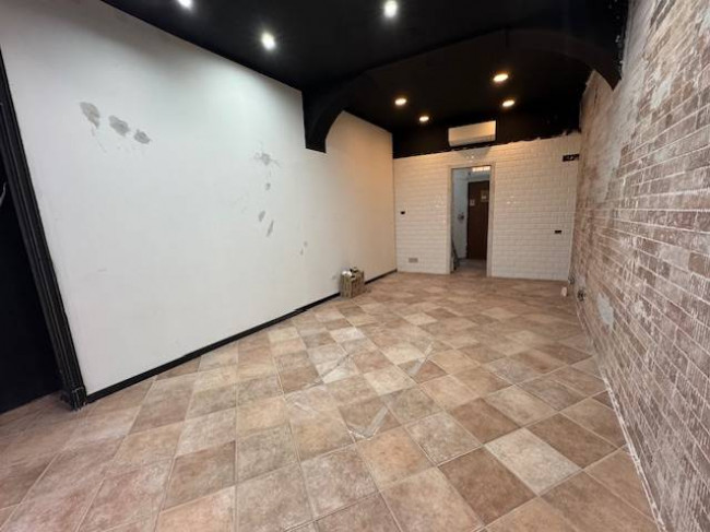 Locale commerciale in affitto a Pavia