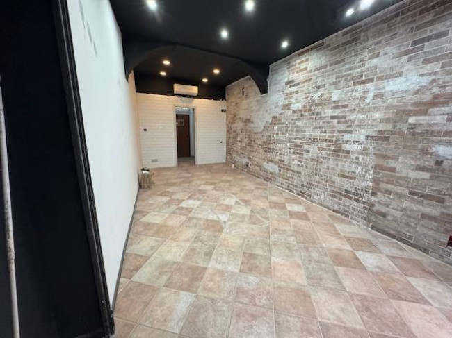 Locale commerciale in affitto a Pavia