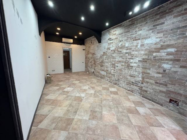 Locale commerciale in affitto a Pavia