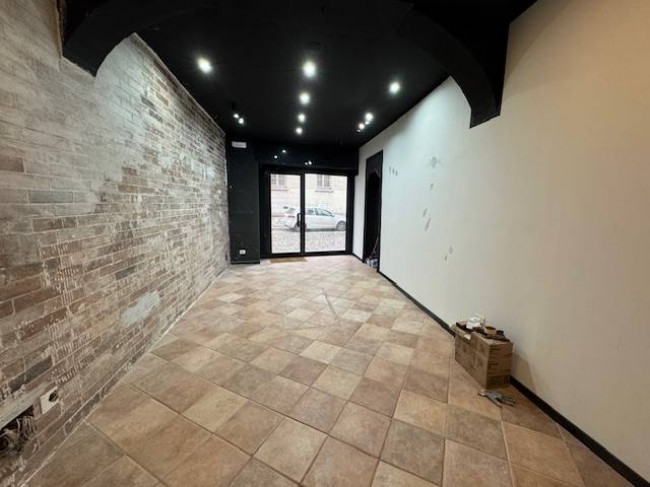 Locale commerciale in affitto a Pavia