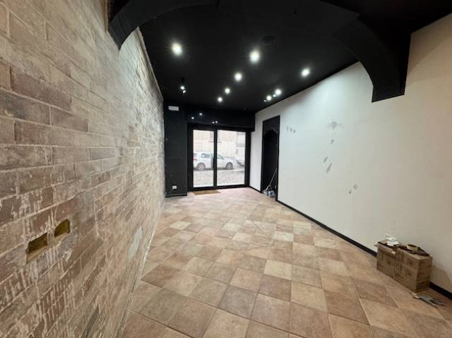 Locale commerciale in affitto a Pavia